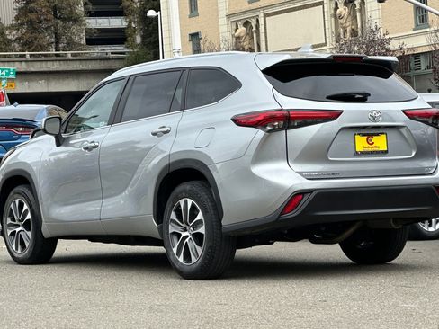 Used 2023 Toyota Highlander XLE image 6