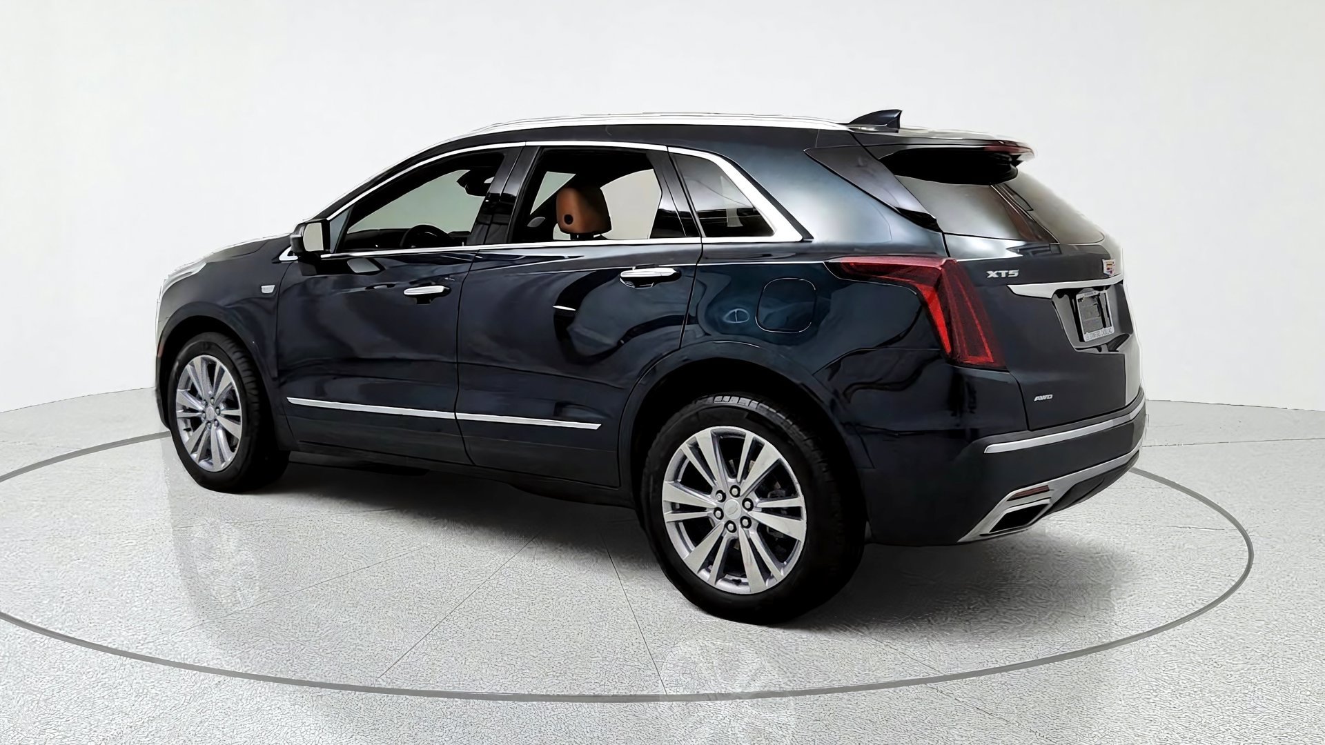 Used 2024 Cadillac XT5 Premium Luxury w/ Technology Package AWD/4WD image 3