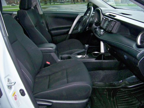 Used 2018 Toyota RAV4 XLE AWD/4WD image 30