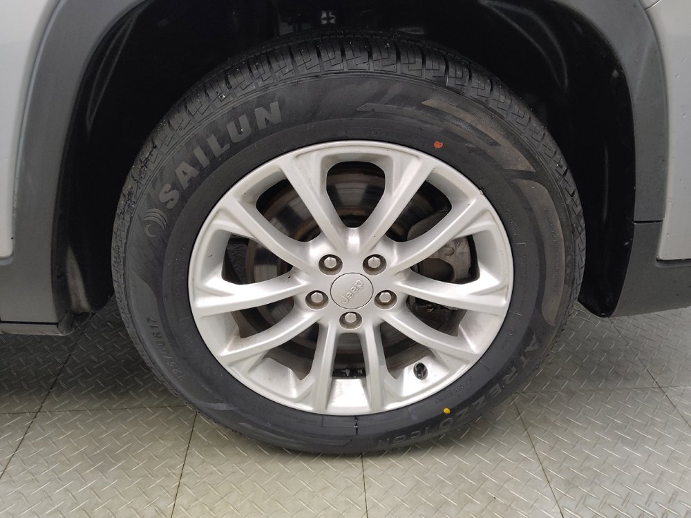 Used 2020 Jeep Cherokee Latitude FWD image 31