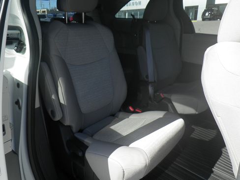 Used 2024 Toyota Sienna LE image 23