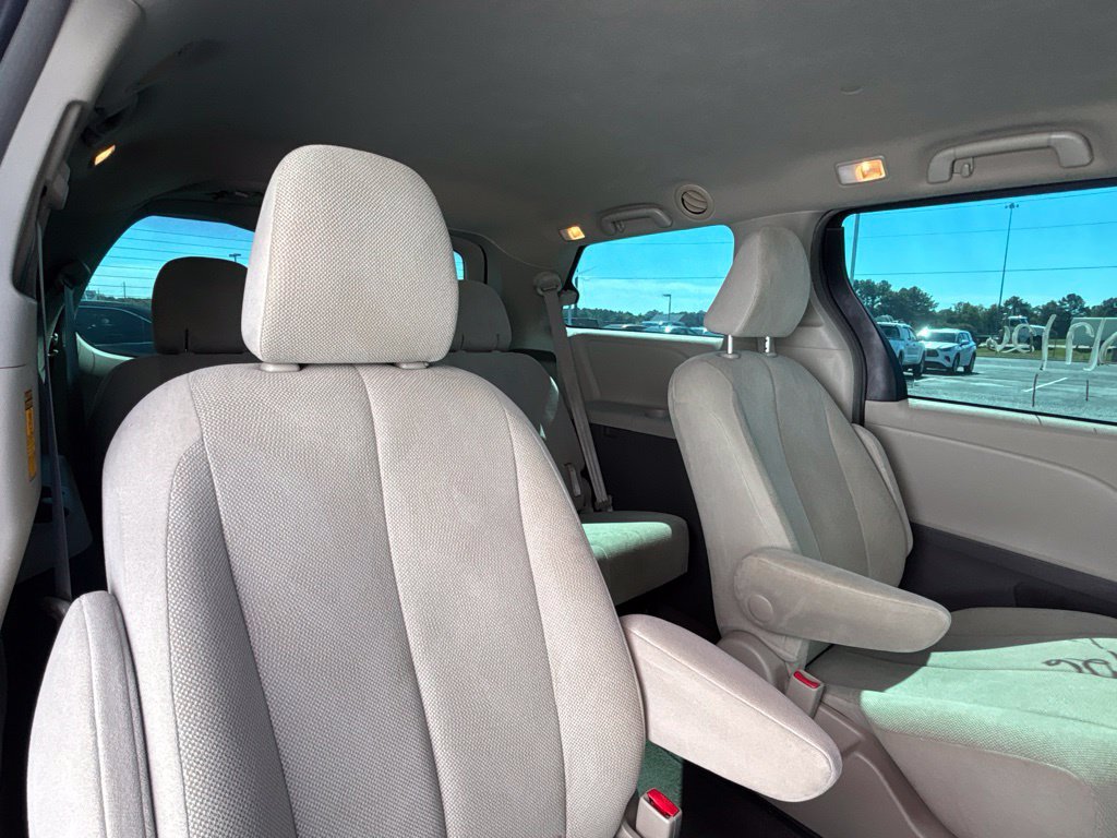 Used 2014 Toyota Sienna L FWD image 14