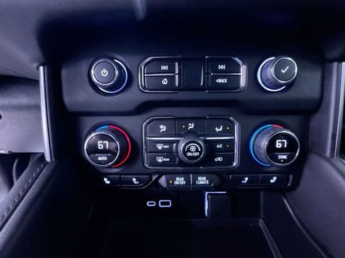 Used 2022 Chevrolet Tahoe Z71 w/ Luxury Package AWD/4WD image 21