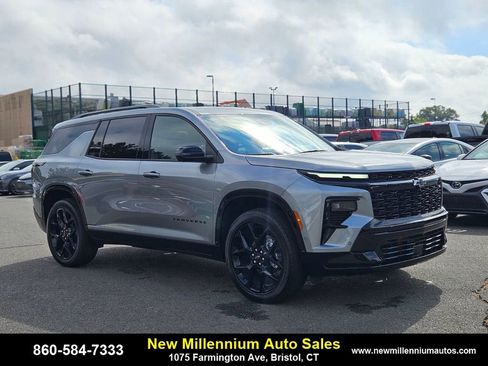 Used 2025 Chevrolet Traverse RS image 7