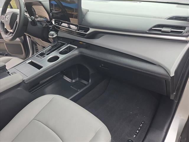 Used 2025 Toyota Sienna XLE FWD image 20
