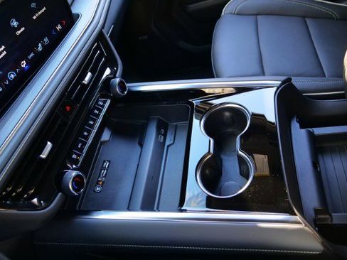 Used 2025 Chevrolet Suburban Premier image 20