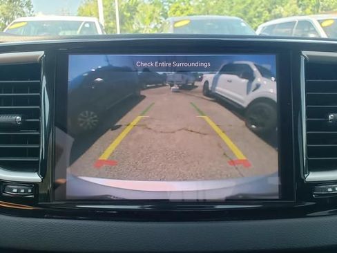 Used 2024 Chrysler Pacifica Touring-L FWD image 24
