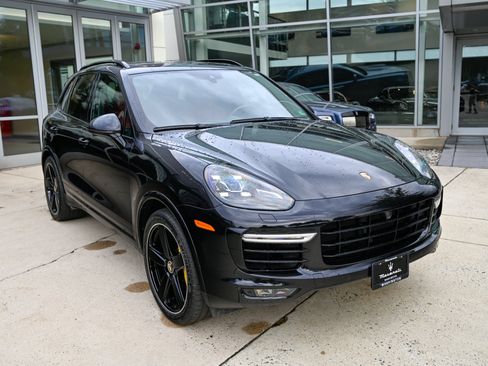 Used 2016 Porsche Cayenne Turbo S AWD/4WD image 3