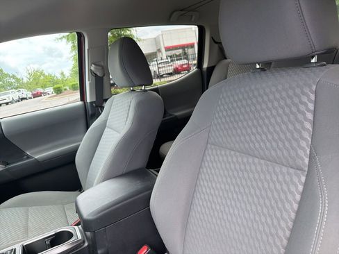 Used 2021 Toyota Tacoma SR5 AWD/4WD image 9
