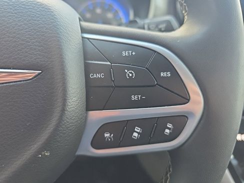 Used 2024 Chrysler Pacifica Touring-L image 21