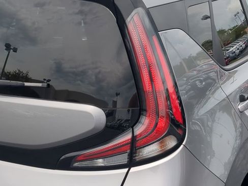 Used 2025 Kia Soul LX w/ LX Technology Package FWD image 10