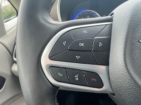 Used 2022 Chrysler Voyager LX FWD image 14