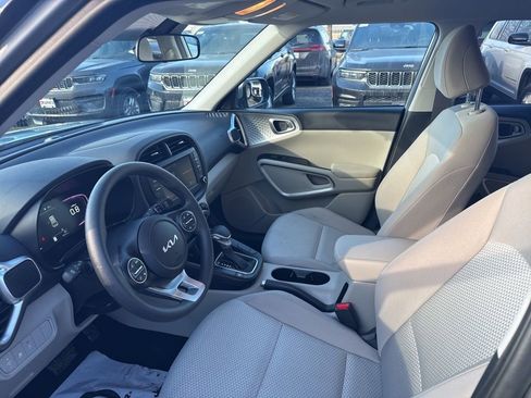 Used 2025 Kia Soul LX FWD image 13