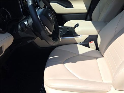 Used 2024 Toyota Highlander XLE image 16