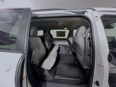Used 2024 Toyota Sienna LE image 33