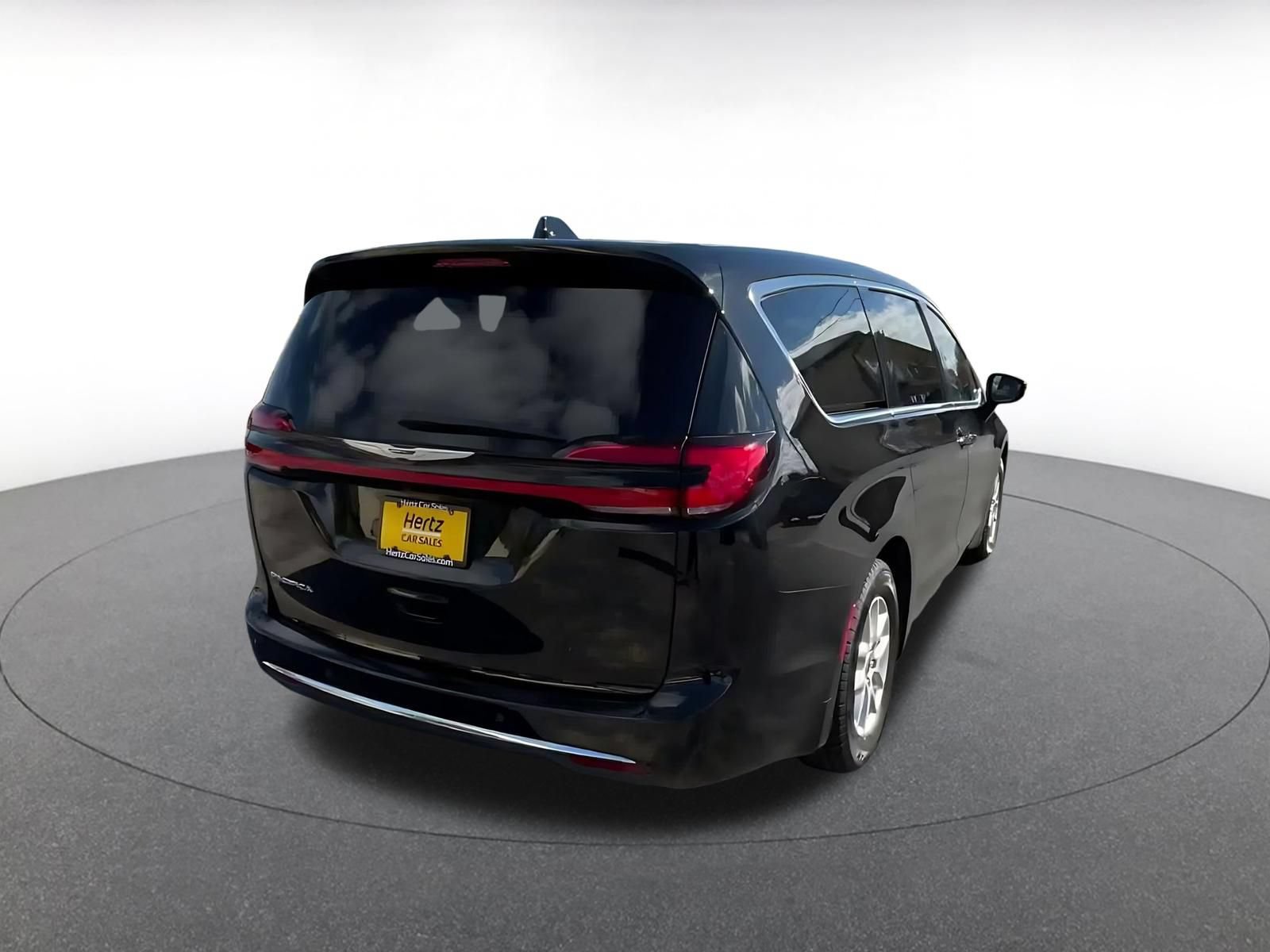 Used 2025 Chrysler Pacifica Select FWD image 14