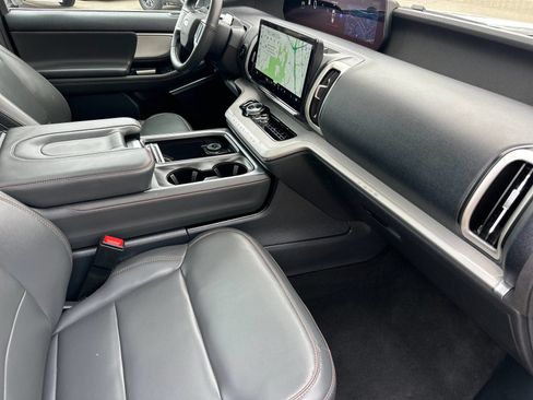 Used 2025 Ford Expedition Active AWD/4WD image 19