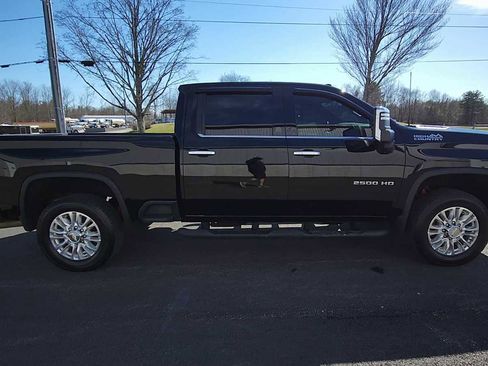 Used 2022 Chevrolet Silverado 2500 High Country w/ Z71 Off-Road Package image 9