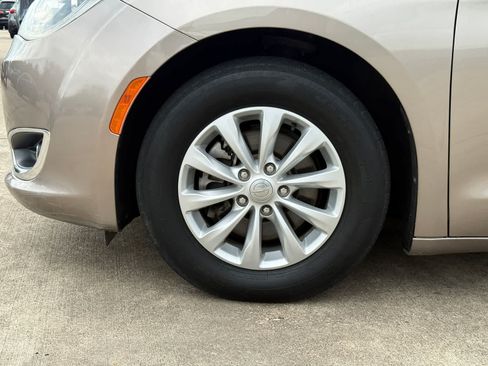 Used 2017 Chrysler Pacifica Touring-L FWD image 24