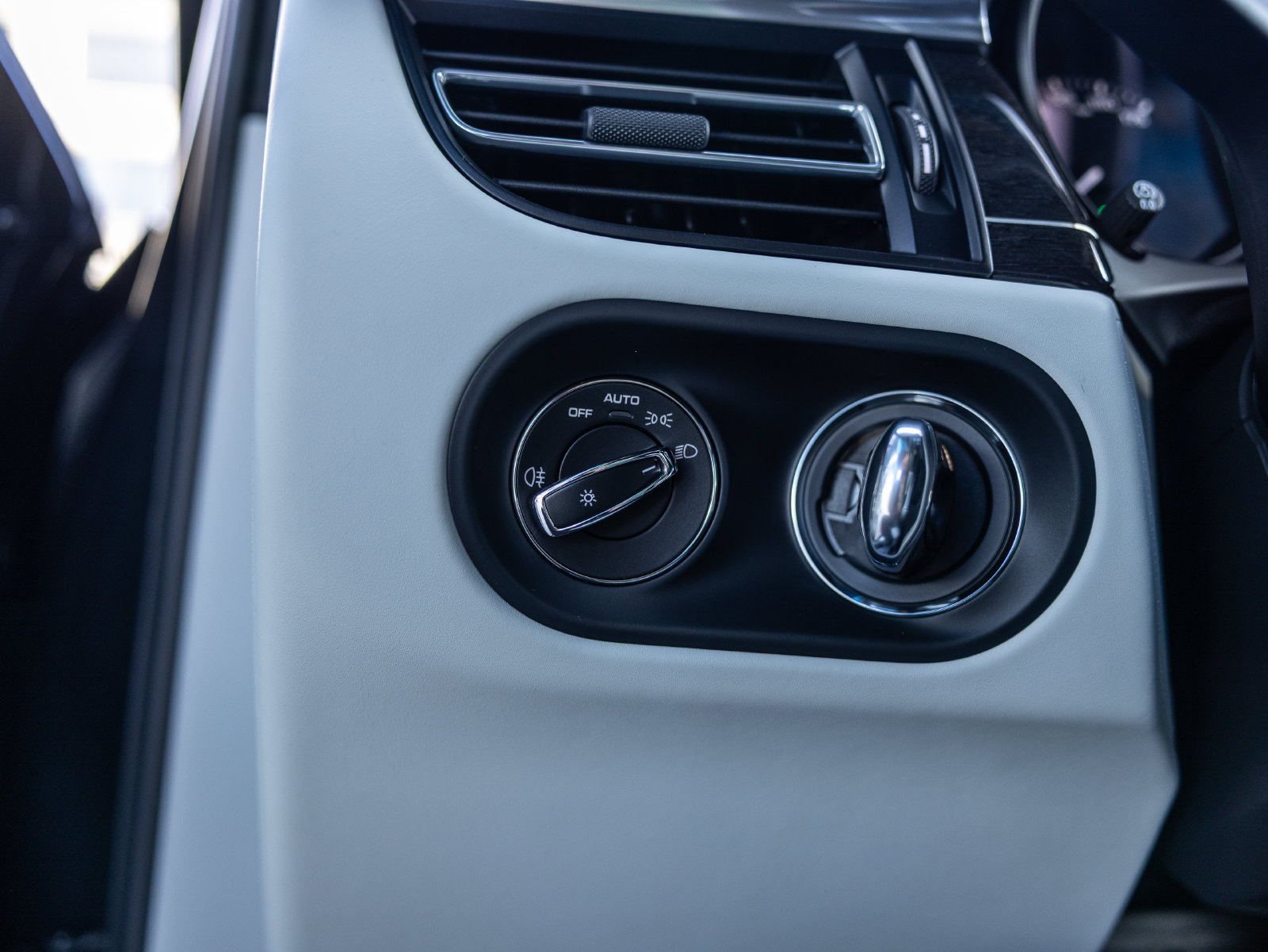 Certified 2026 Porsche Macan S AWD/4WD image 31