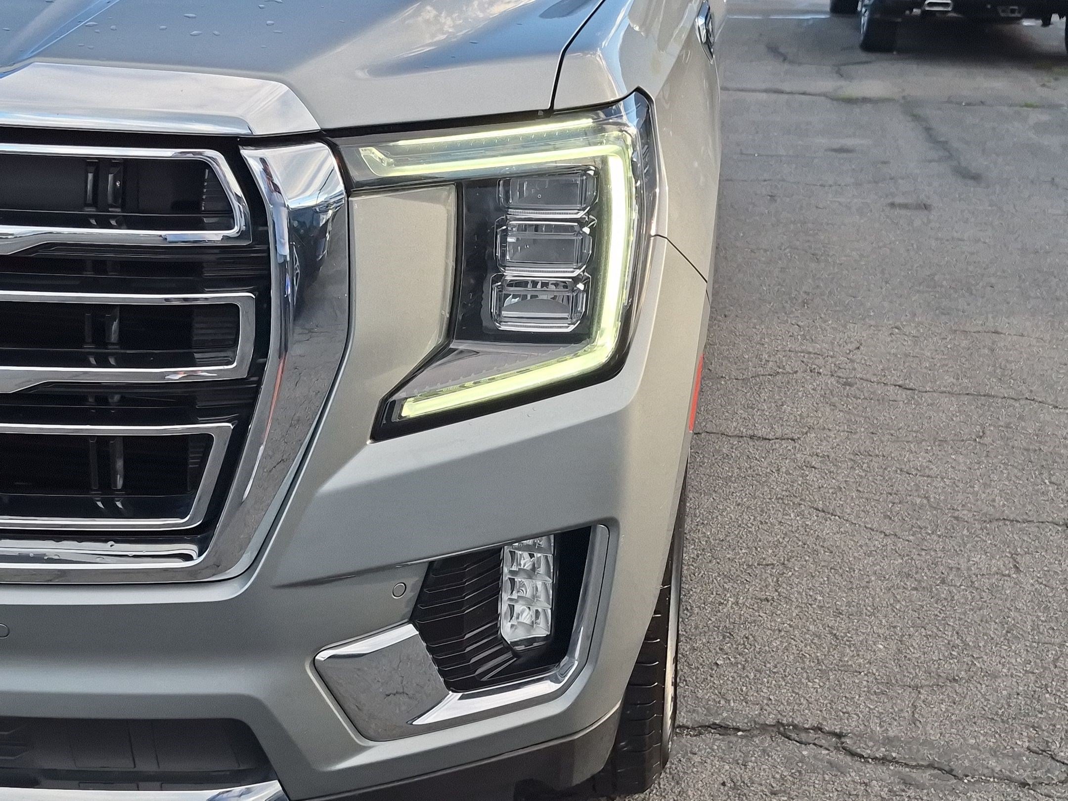 Used 2024 GMC Yukon XL SLT w/ SLT Luxury Package AWD/4WD image 13