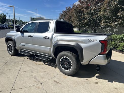 Certified 2025 Toyota Tacoma TRD Off-Road AWD/4WD image 7