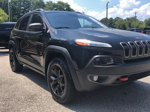 Used 2015 Jeep Cherokee Trailhawk w/ Comfort/Convenience Group AWD/4WD image 3