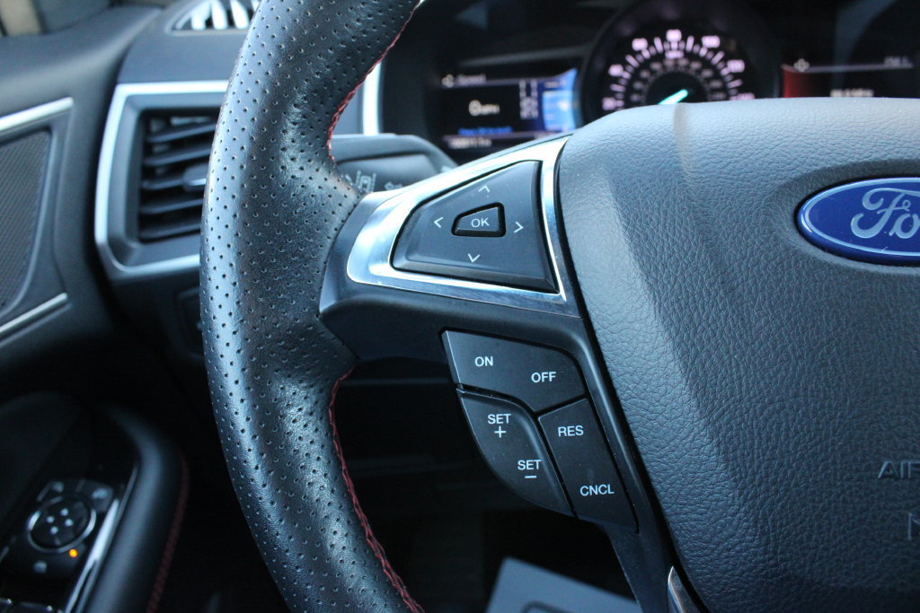 Used 2020 Ford Edge ST-Line w/ Cold Weather Package FWD image 11