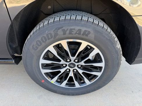 New 2025 Ford Expedition Max Platinum image 5