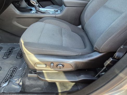 Used 2023 Chevrolet Traverse LT FWD image 23