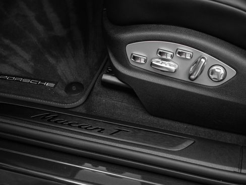 Used 2025 Porsche Macan Turbo image 28