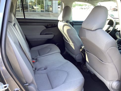 Used 2023 Toyota Highlander L FWD image 11