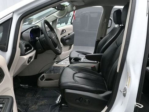 Used 2023 Chrysler Pacifica Touring-L image 17