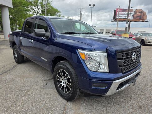 Used 2021 Nissan Titan SV AWD/4WD image 3