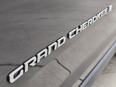 Used 2023 Jeep Grand Cherokee Laredo w/ Luxury Tech Group I AWD/4WD image 11