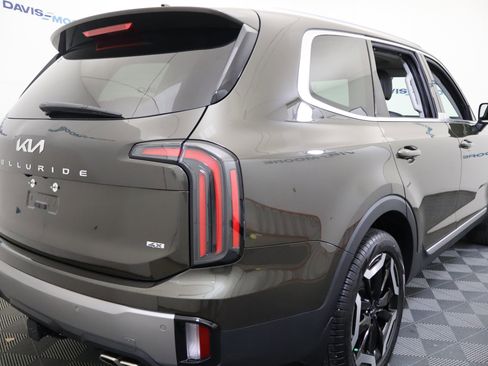 Used 2025 Kia Telluride EX w/ EX Captain's Chair Package image 5
