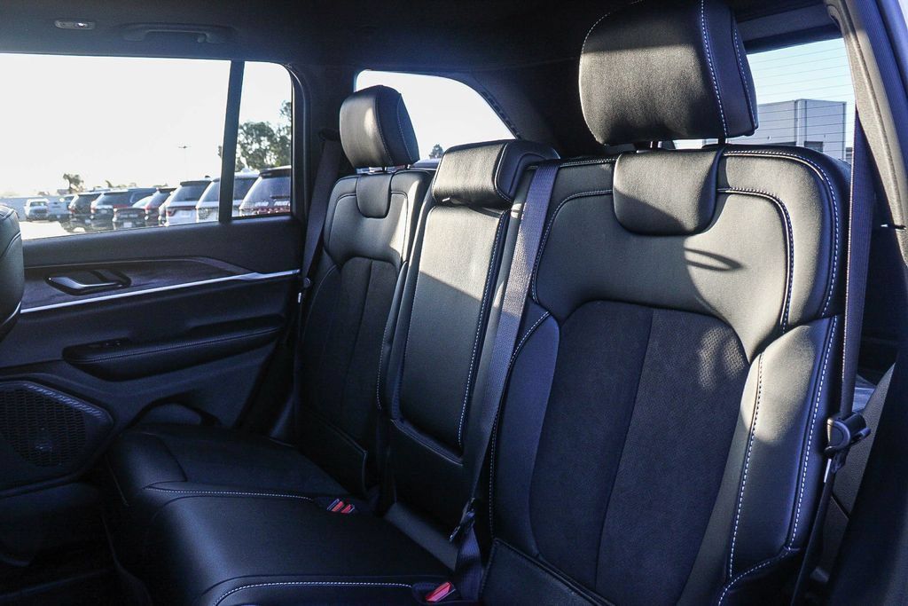 New 2026 Jeep Grand Cherokee Altitude AWD/4WD image 19