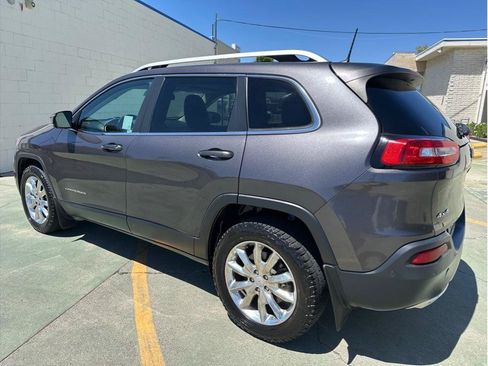 Used 2017 Jeep Cherokee Limited w/ Technology Group AWD/4WD image 9
