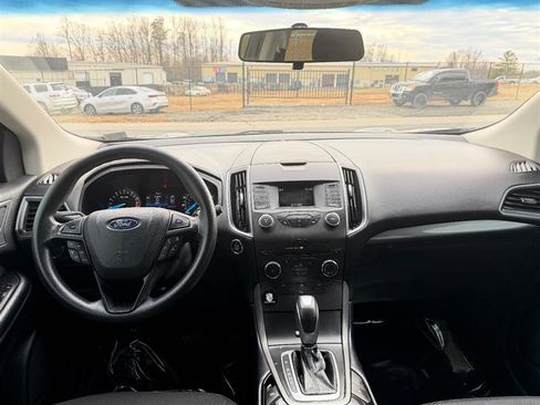 Used 2018 Ford Edge SE image 13