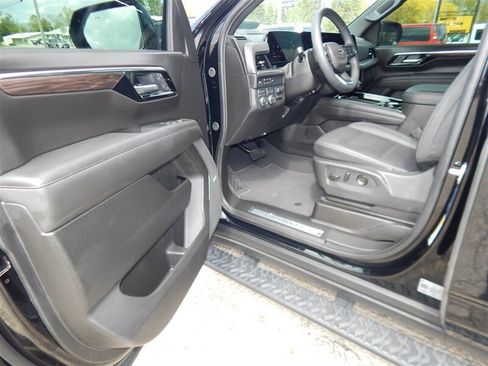 Used 2026 Chevrolet Suburban Z71 w/ Comfort Package AWD/4WD image 24