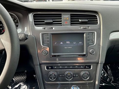 Used 2016 Volkswagen e-Golf SE w/ DC Fast Charging Package FWD image 10