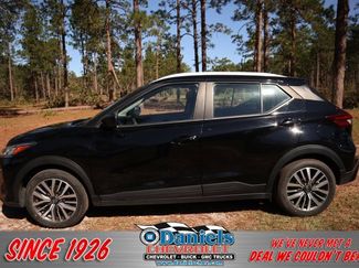 Used 2021 Nissan Kicks SV image 1