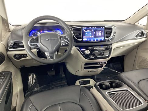 Used 2024 Chrysler Pacifica Touring-L image 18