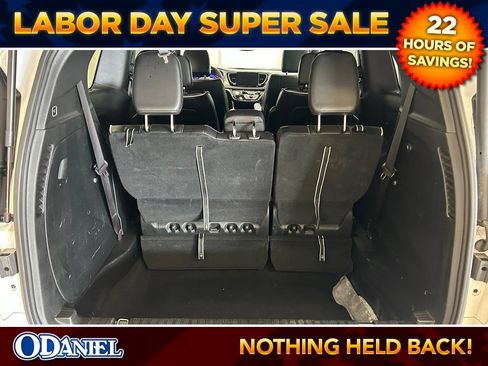 Used 2025 Chrysler Pacifica Limited FWD image 7
