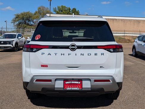 New 2025 Nissan Pathfinder SL image 4