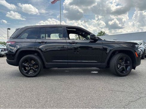 Used 2024 Jeep Grand Cherokee Altitude AWD/4WD image 12