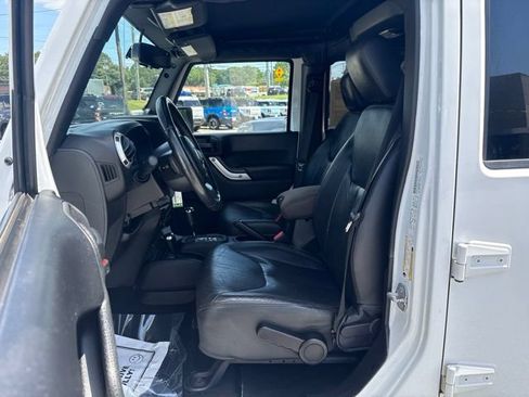 Used 2014 Jeep Wrangler Unlimited Sahara w/ Connectivity Group AWD/4WD image 12