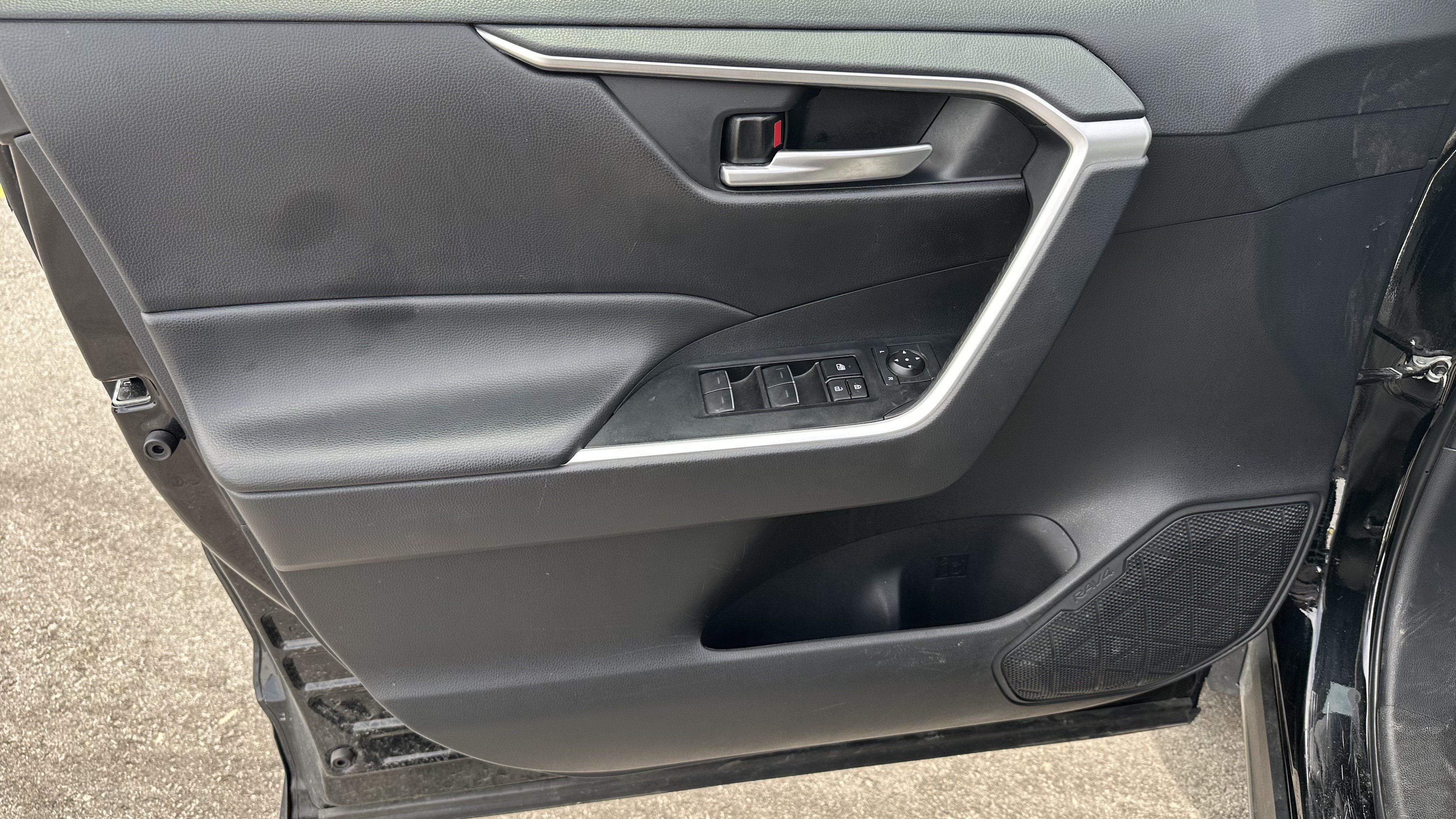 Used 2025 Toyota RAV4 XLE AWD/4WD image 16