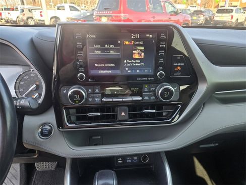 Used 2022 Toyota Highlander XLE image 3
