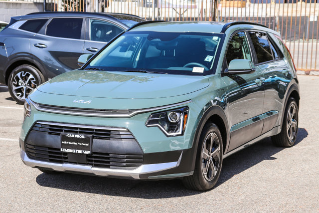 Certified 2025 Kia Niro EX FWD image 4